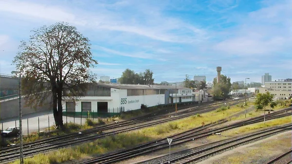 Die Ansicht auf das BBS Gebäude in Frankfurt von den Bahngleisen aus